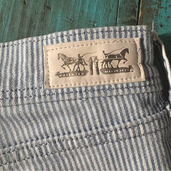 Levi's Cuffed Bermuda Women's Size 28 Blue White Pinstripes Denim Jean Shorts - Picture 14 of 15